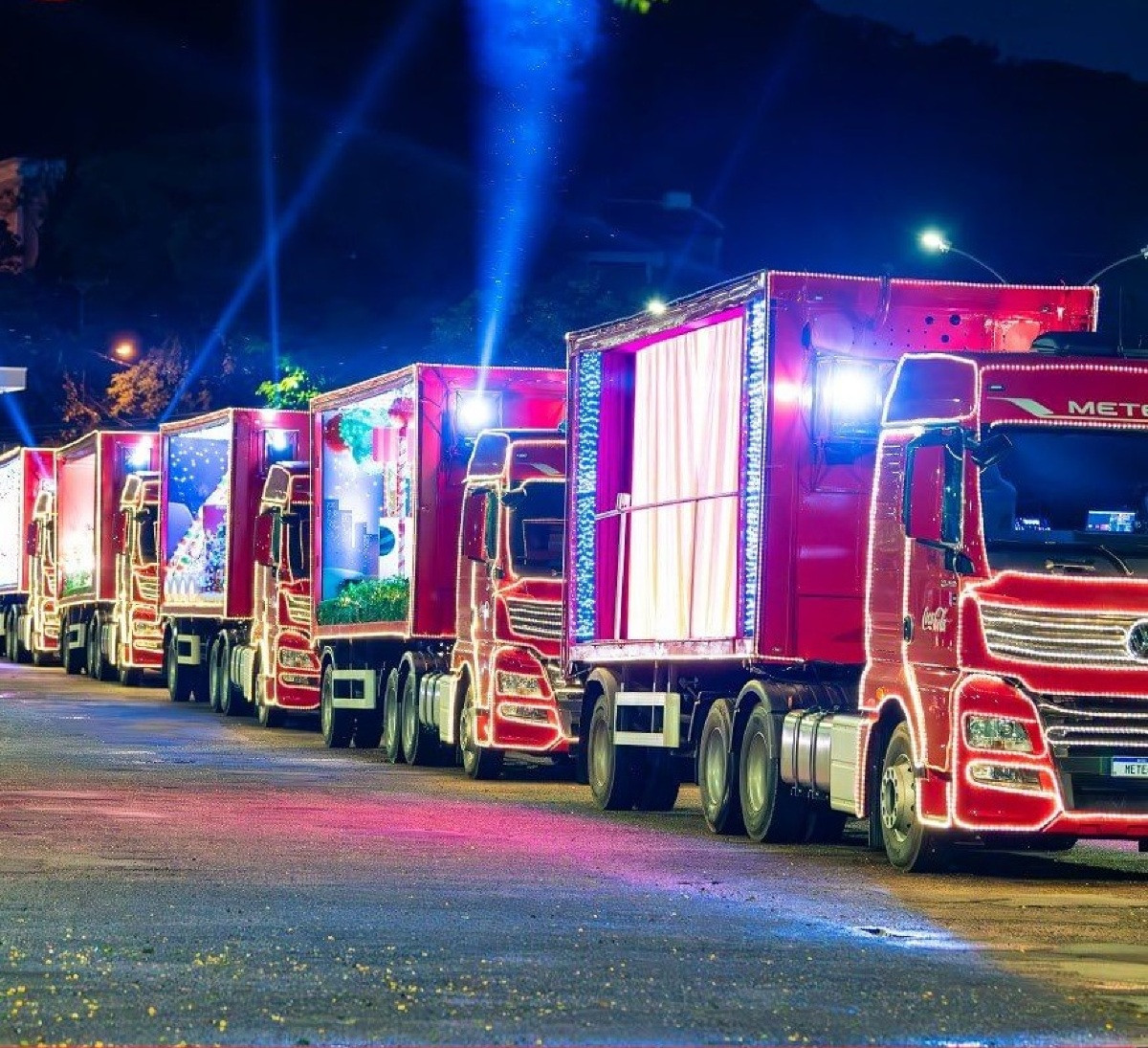 Tradicional Caravana De Natal Da Coca Cola Percorrer Ruas De Campo