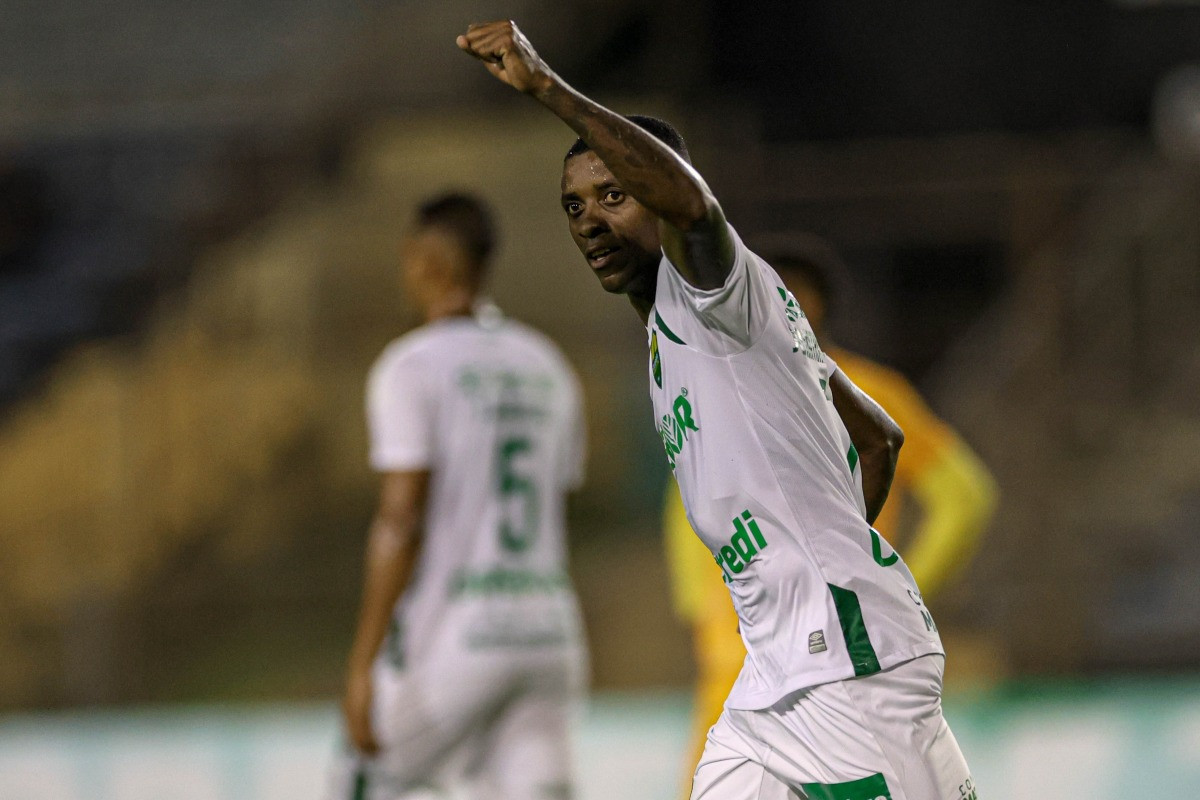 Cuiabá goleia Brasiliense fora de casa e fica muito perto da semifinal