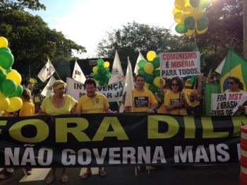 Manifestantes cobraram ações do prefeito e governador, além do impeachment de Dilma
