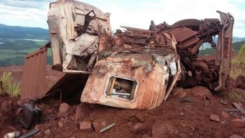 Motorista de caminhão carregado com minério morre após despencar de ribanceira em Corumbá