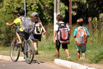 Projeto de lei propõe limite de peso para mochilas escolares em Corumbá
