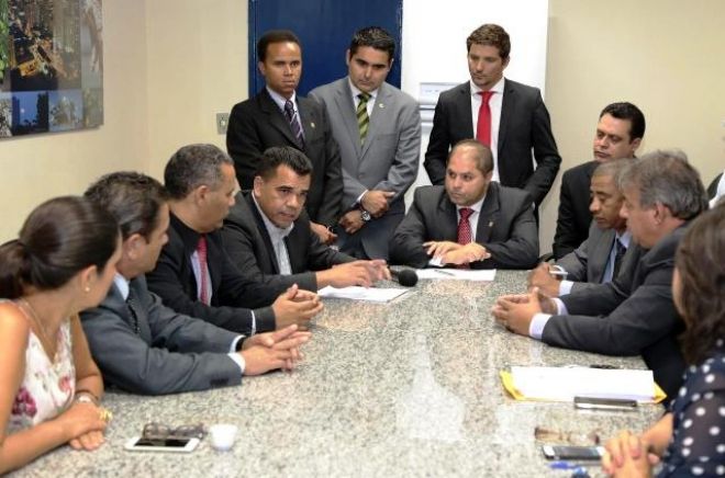 Caco entrega relat&oacute;rio sobre tapa-buracos