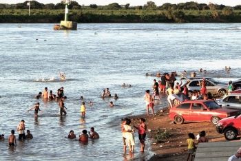 Banho no Rio Paraguai vira opção para fugir do calor