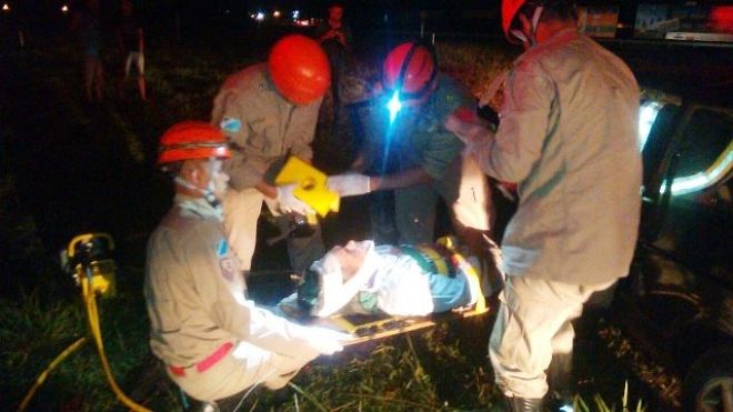 Corpo de Bombeiros resgatam vítima de acidente na BR-158