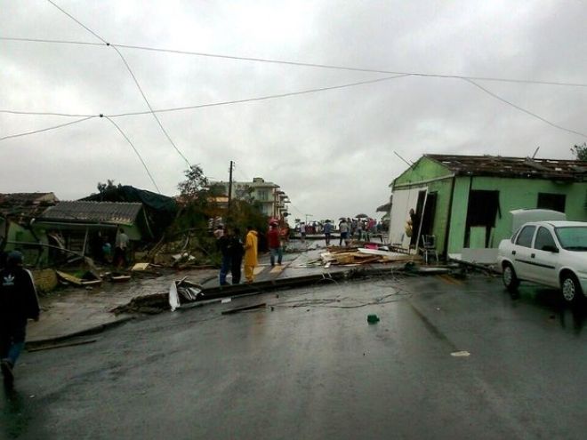Tornado deixa dois mortos e 120 feridos em Santa Catarina