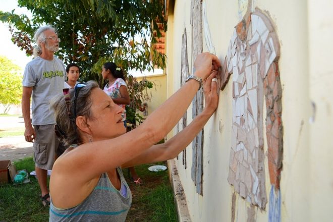 Casal americano ensina técnica de confecção de mosaicos para crianças de Corumbá