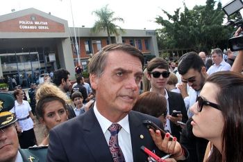 &ldquo;Eles s&atilde;o normais&rdquo;? ironiza Bolsonaro em ataque aos LGBTs durante homenagem da Pol&iacute;cia Militar