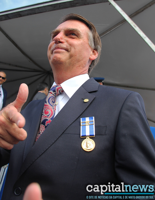 Homenageado sob protestos