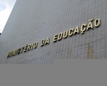 Ministério da Educação aponta 264 mil novos contratos do Fies e 296 mil esperando renovação de contrato