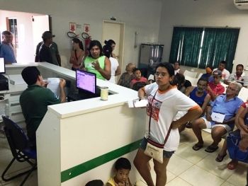 Superlotação, falta de remédios e demora nos atendimentos deixam população revoltada na UPA