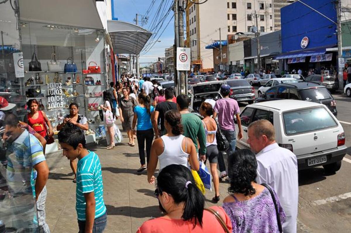 Foto ilustrativa de pedestres no centro, comercio, vendas