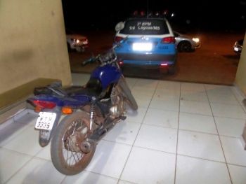Polícia Militar prende jovem com moto furtada e arma de fogo
