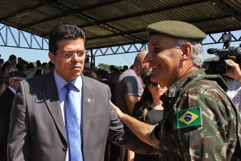 Prefeito Gilmar Olarte e general Paulo Humberto, comandante do CMO