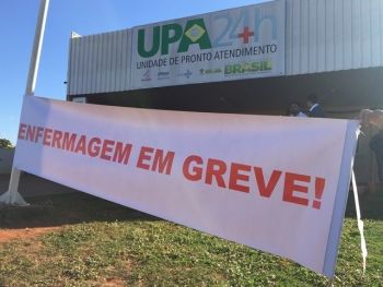 Nariz de palhaço e faixas indicando paralisação marcam greve da saúde em Três Lagoas
