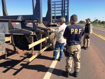 Caminhoneiro é autuado pela Polícia Rodoviária Federal por transporte irregular de carga