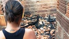 Mãe de quatro filhos que teve casa incendiada implora por ajuda para recomeçar sua vida