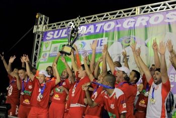 Comercial marca no fim, derruba mais um favorito e conquista Campeonato Estadual