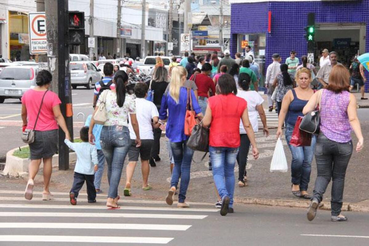 Foto ilustrativa de pedestres no centro, comercio, vendas
