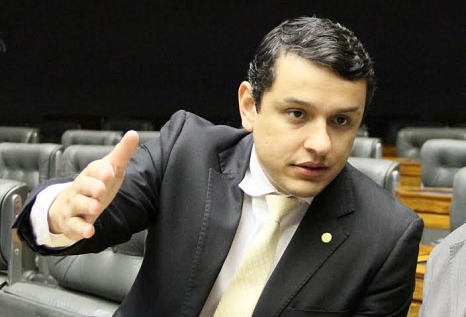 At&eacute; Elizeu, advers&aacute;rio de Bernal, ataca Olarte