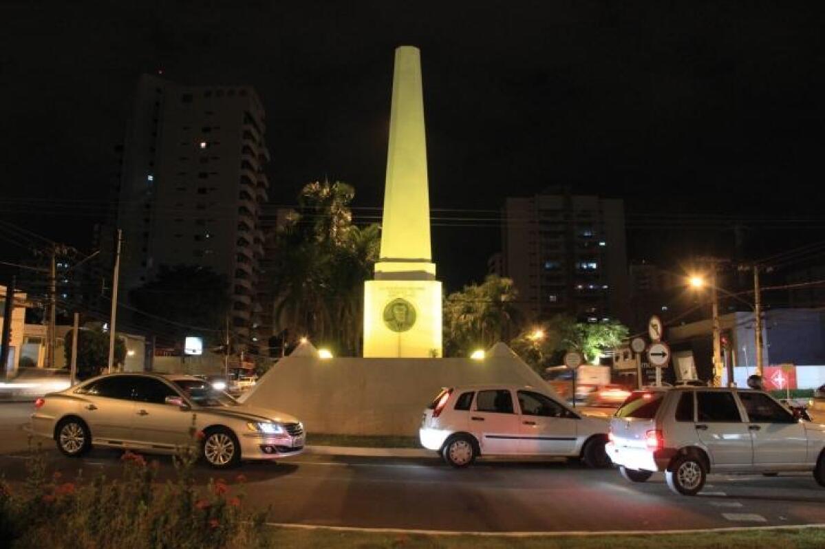 Obelisco no Maio Amarelo