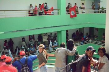 Sem Terra ocupam sede do Incra e bloqueiam BR-267 pr&oacute;ximo a Sidrol&acirc;ndia