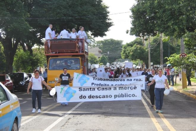 Profissionais da  Santa Casa fazem passeata contra atraso de sal&aacute;rios