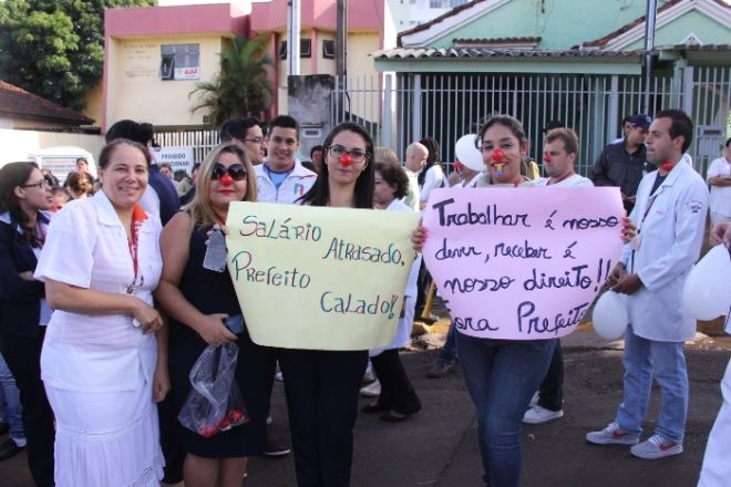 Profissionais da  Santa Casa fazem passeata contra atraso de sal&aacute;rios
