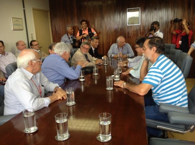 Mesa da reuni&atilde;o
