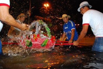 Ponto alto da festa, fieis carregam andores com a imagem de São João até as águas do Rio Paraguai
