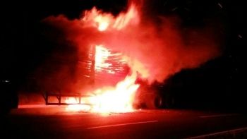 Incêndio no entroncamento da BR-158 consome carga de eucalipto e parte da carreta