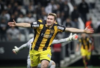 Fernando Fernández comemora gol que deu a vitória do Guarani na Arena Corinthians
