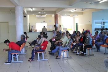 População aguarda atendimento em posto de saúde