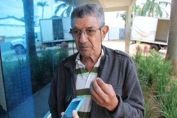 Aposentado, Cirino Godoi trouxe a esposa e espera por atendimento