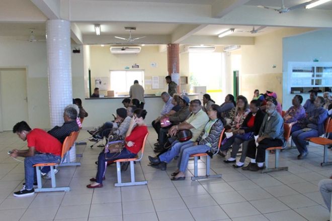 Popula&ccedil;&atilde;o aguarda atendimento em posto de sa&uacute;de