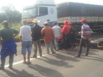 Movimentos sociais bloqueiam rodovias do Estado