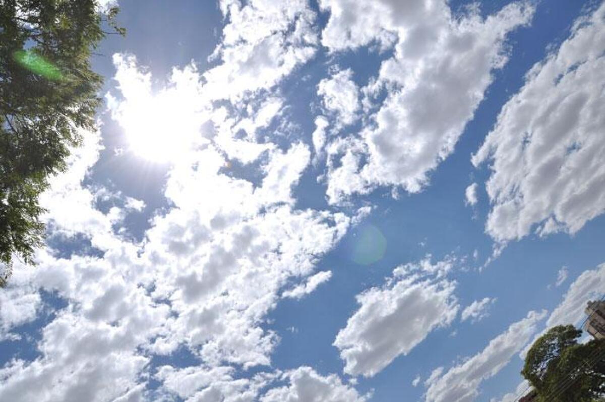 Foto de clima ilustrativa de sol entre nuvens