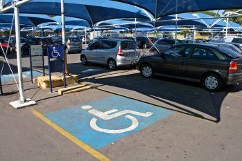 Foto ilustrativa de estacionamento para cadeirantes