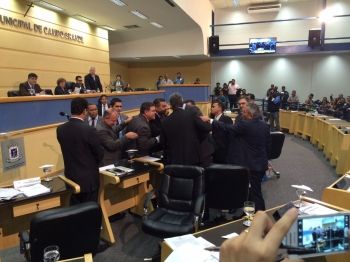 Vereadores discutem e turma do &ldquo;deixa disso&rdquo; ameniza clima tenso na C&acirc;mara Municipal