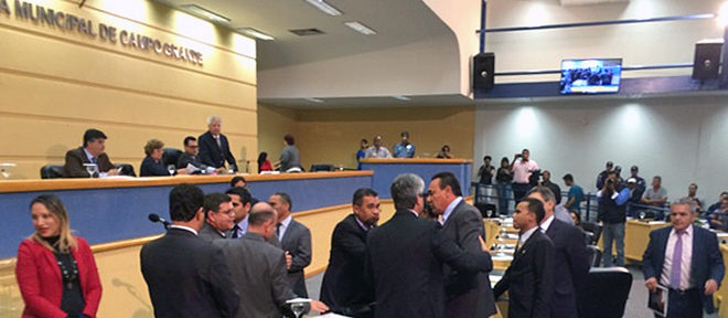 Vereadores discutem e turma do &ldquo;deixa disso&rdquo; ameniza clima tenso na C&acirc;mara Municipal
