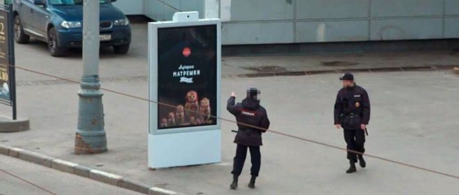 Painel eletrônico de publicidade muda comercial com chegada da polícia