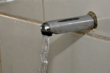 Foto ilustrativa de consumo de &aacute;gua, &aacute;gua pot&aacute;vel