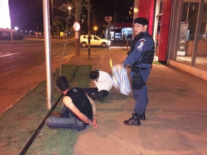 Revoltados com o governo, jovens são flagrados derrubando radar em avenida de Três Lagoas