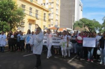Contrato entre Prefeitura e Santa Casa vence e trabalhadores cruzam os bra&ccedil;os novamente