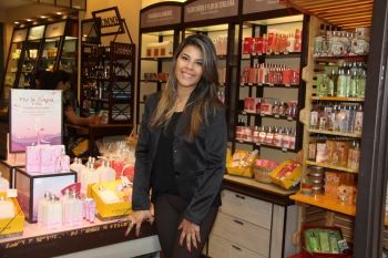 Gerente de loja de perfumes e cosméticos, Daniele Moretti aposta no companheirismo dos casais para gerar boas vendas ao mercado