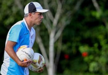 Pressionado, Ricardinho tenta tirar o Santa da zona de rebaixamento da S&eacute;rie B