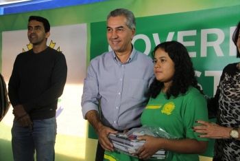 Entrega de kit escolar reinaldo azambuja governador 