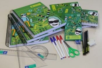 Estudantes recebem de governador kits escolares e uniformes nesta ter&ccedil;a-feira