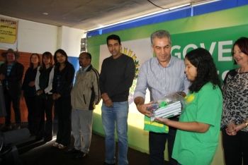 Entrega de kit escolar reinaldo azambuja governador 