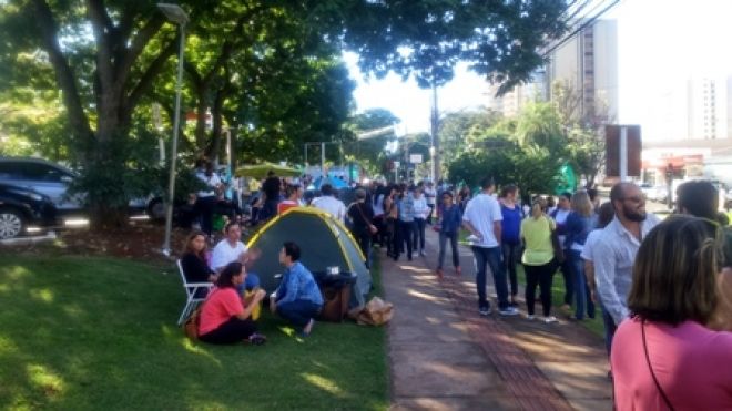 professores fecham avenida e acampam em frente da prefeitura
