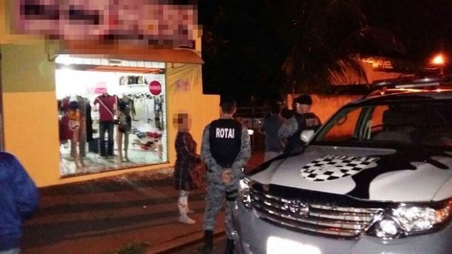 Loja de roupas é invadida na madrugada deste domingo